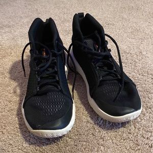 Black mens under armour basketball shoes. Only worn one season.